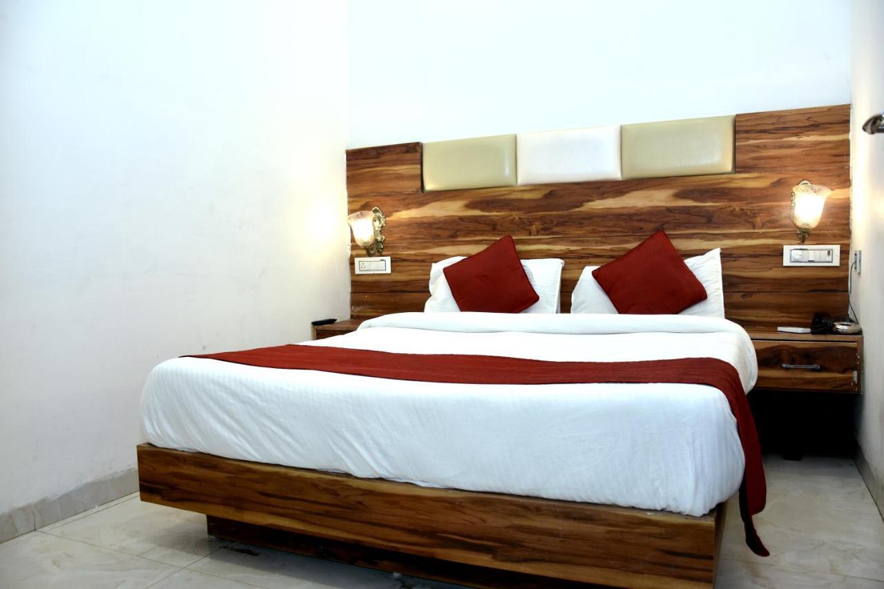 Hotel D Plaza Zirakpur Exteriör bild