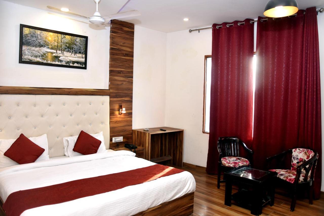 Hotel D Plaza Zirakpur Exteriör bild