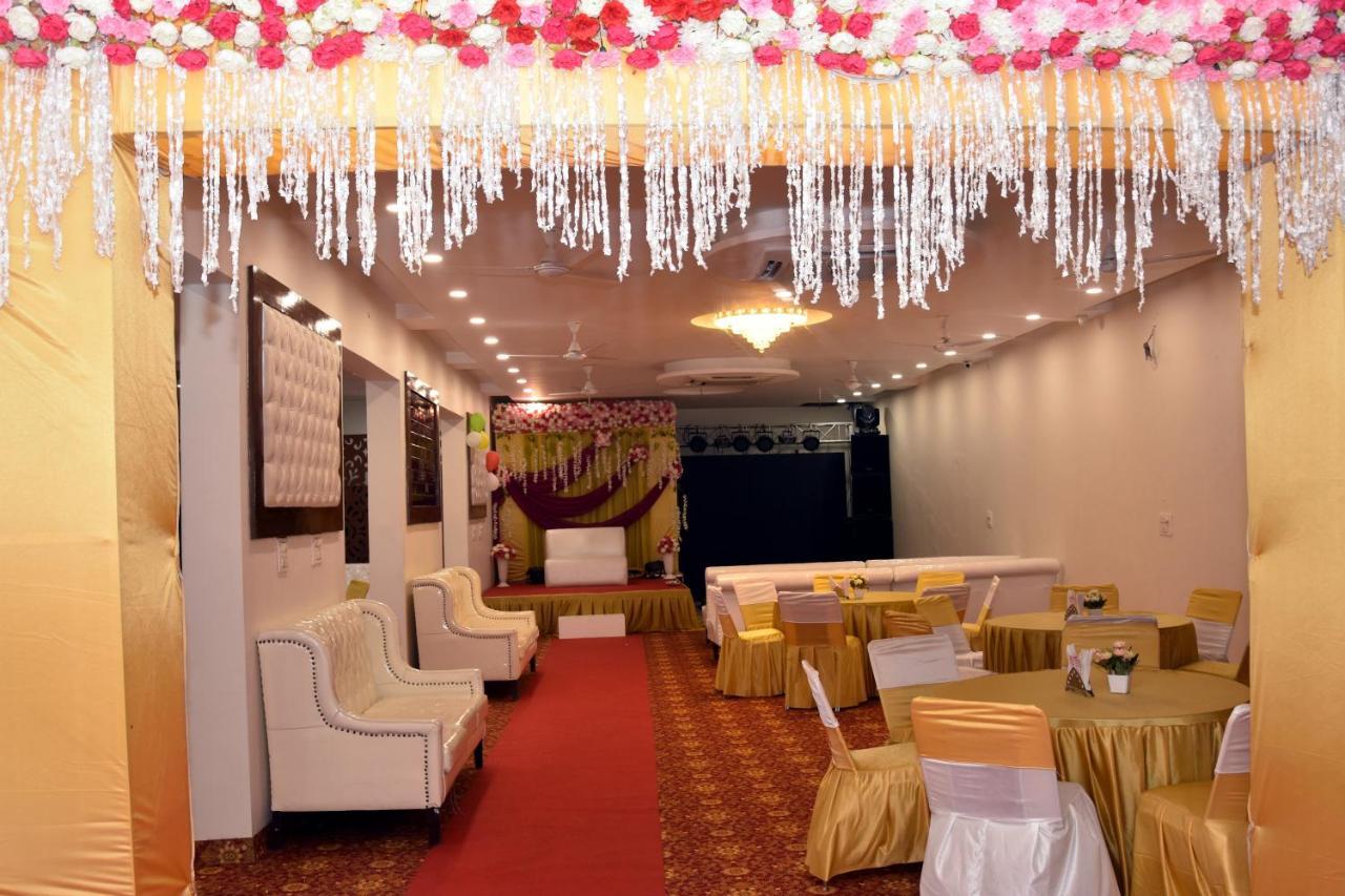 Hotel D Plaza Zirakpur Exteriör bild