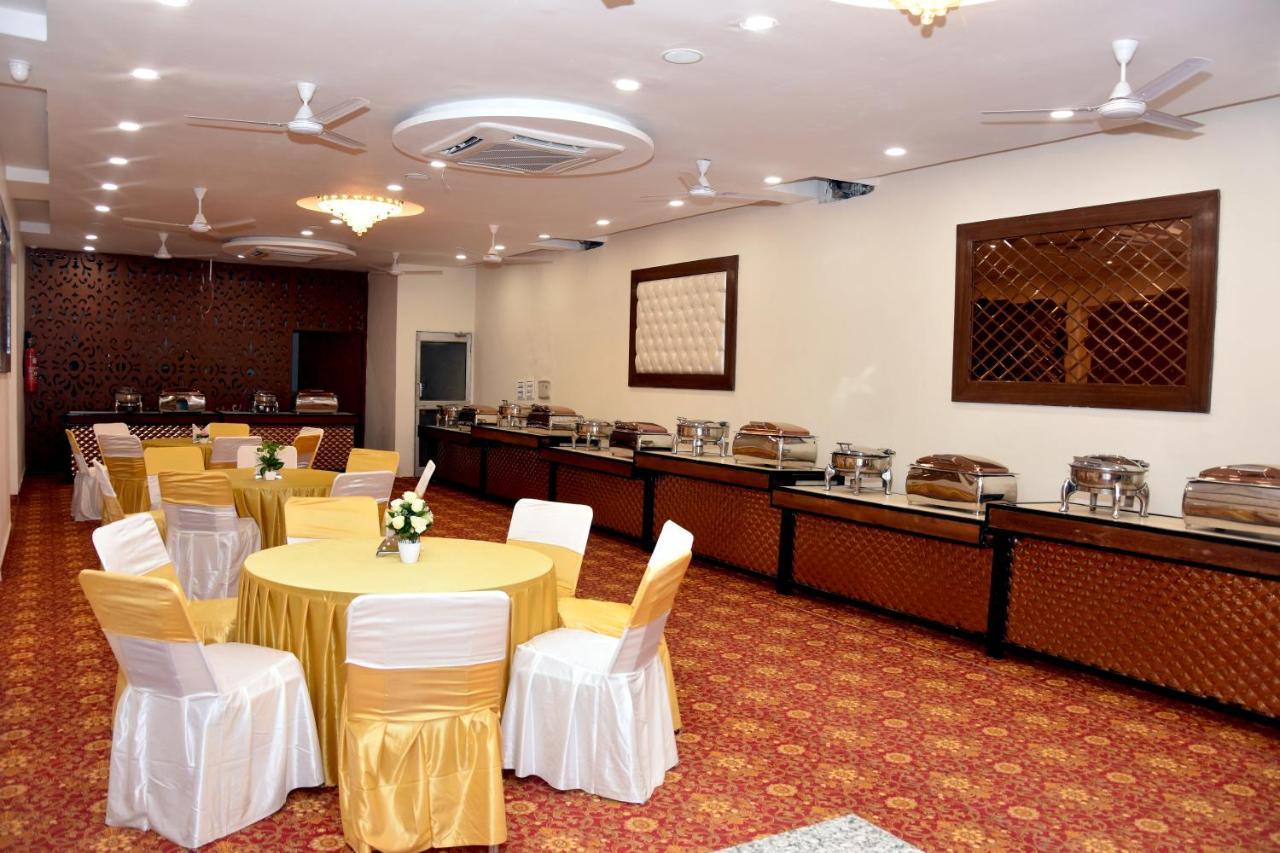 Hotel D Plaza Zirakpur Exteriör bild