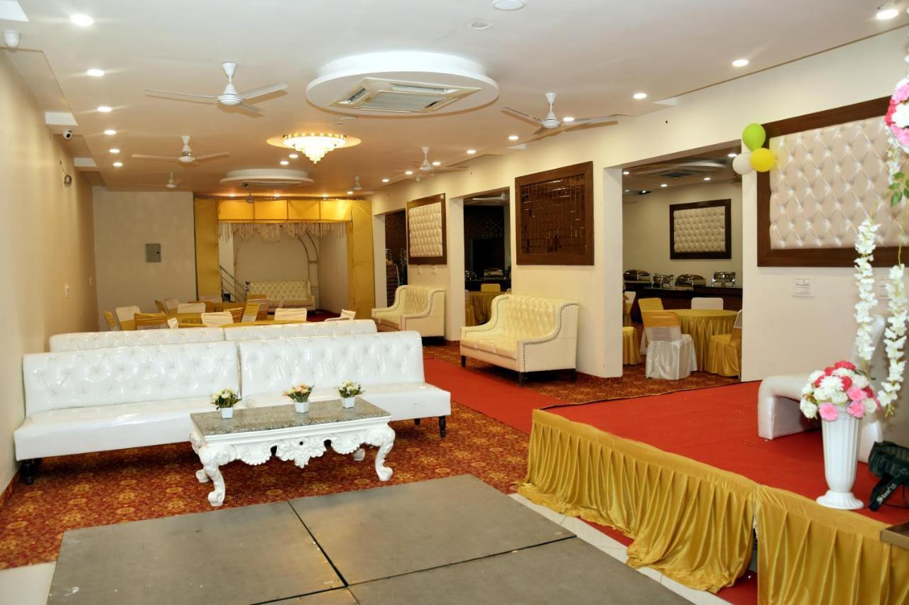 Hotel D Plaza Zirakpur Exteriör bild