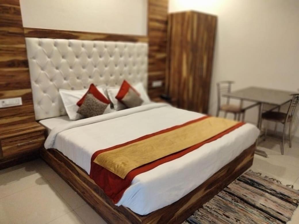 Hotel D Plaza Zirakpur Exteriör bild