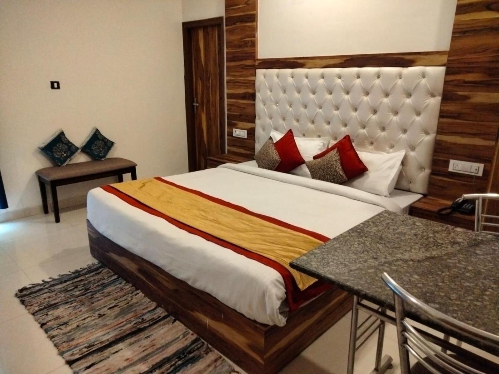 Hotel D Plaza Zirakpur Exteriör bild