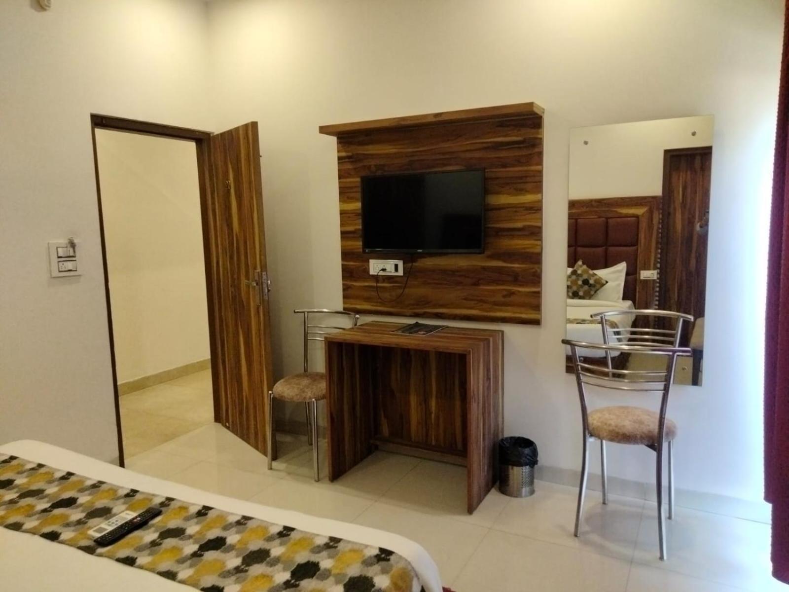 Hotel D Plaza Zirakpur Exteriör bild
