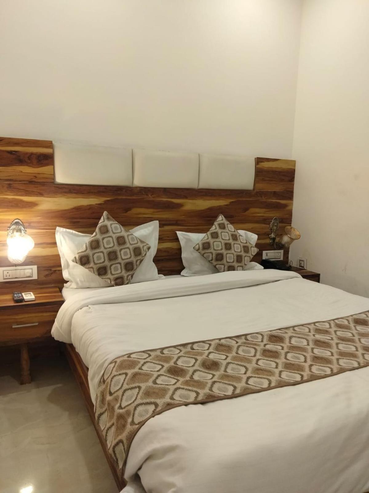 Hotel D Plaza Zirakpur Exteriör bild