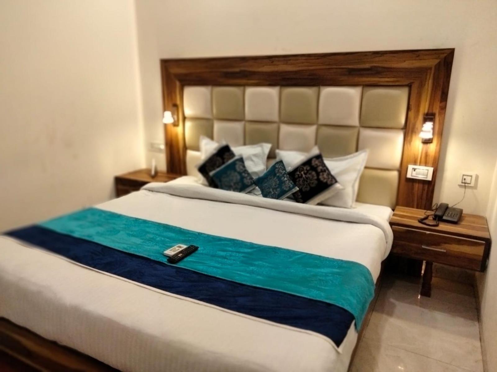 Hotel D Plaza Zirakpur Exteriör bild