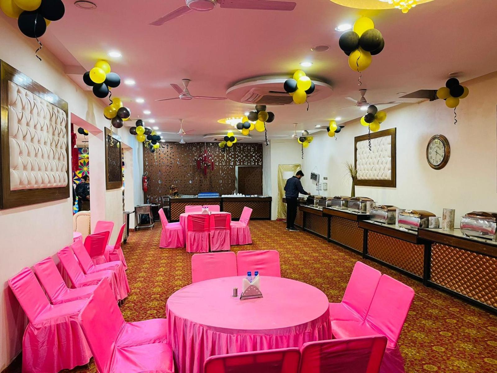 Hotel D Plaza Zirakpur Exteriör bild