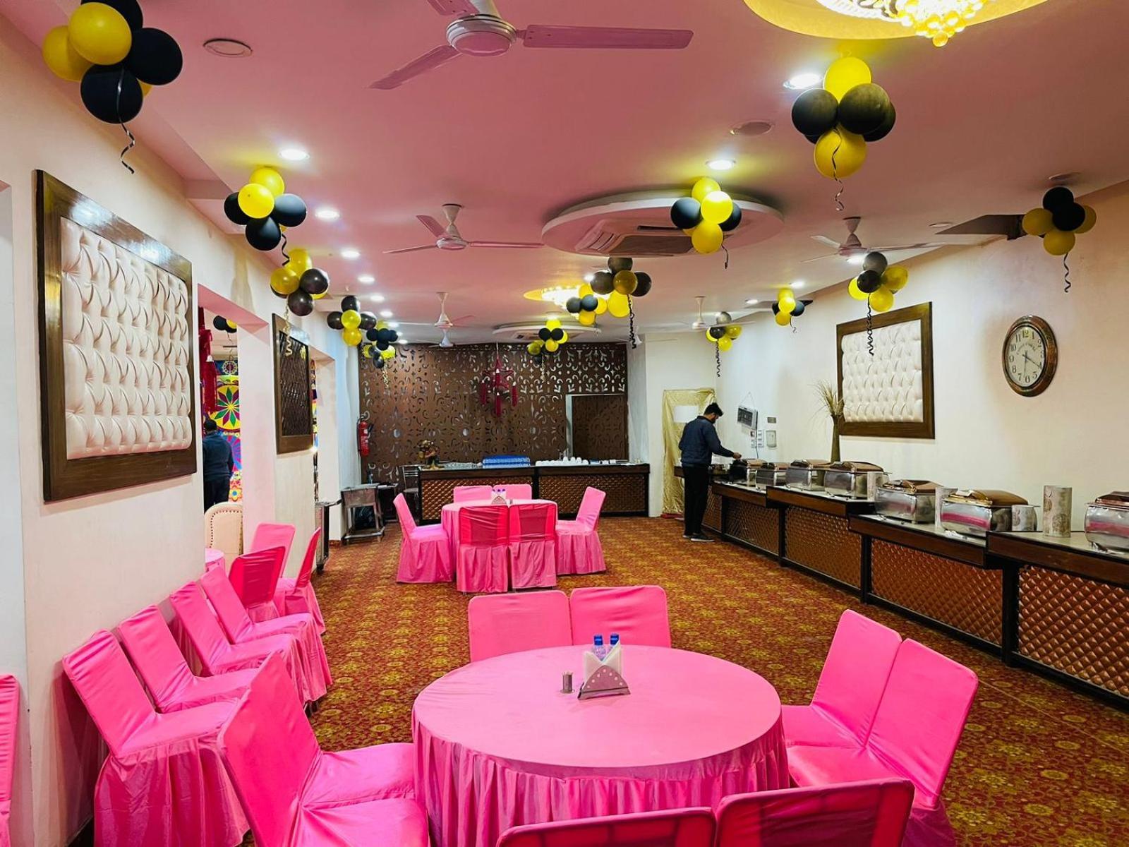 Hotel D Plaza Zirakpur Exteriör bild