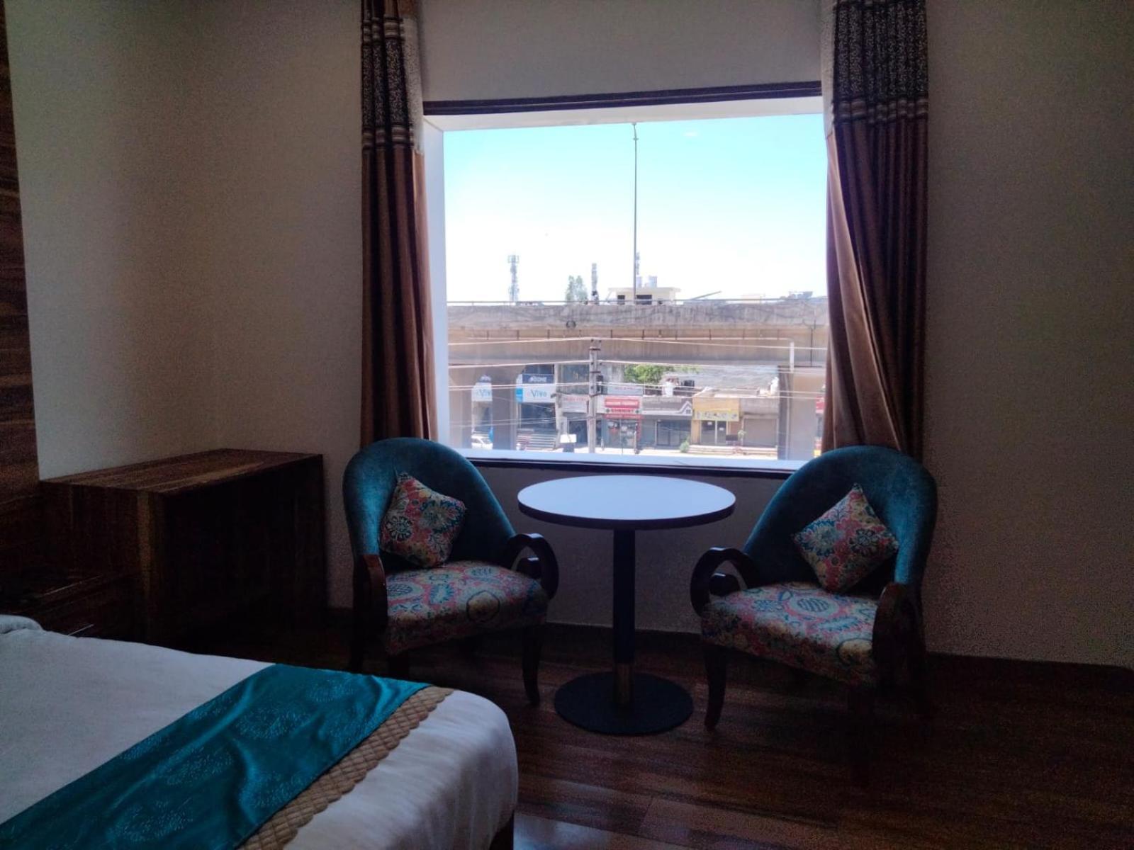 Hotel D Plaza Zirakpur Exteriör bild