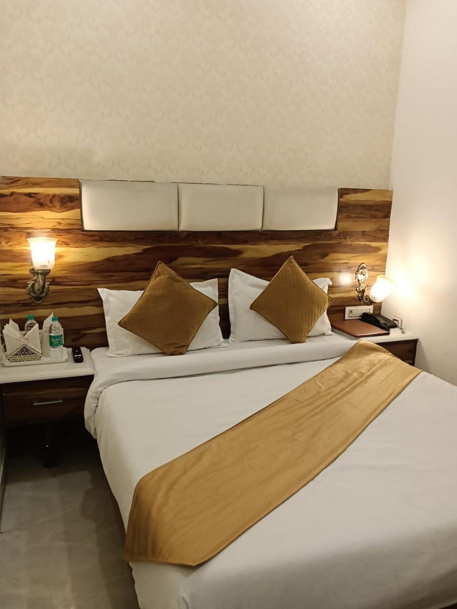 Hotel D Plaza Zirakpur Exteriör bild
