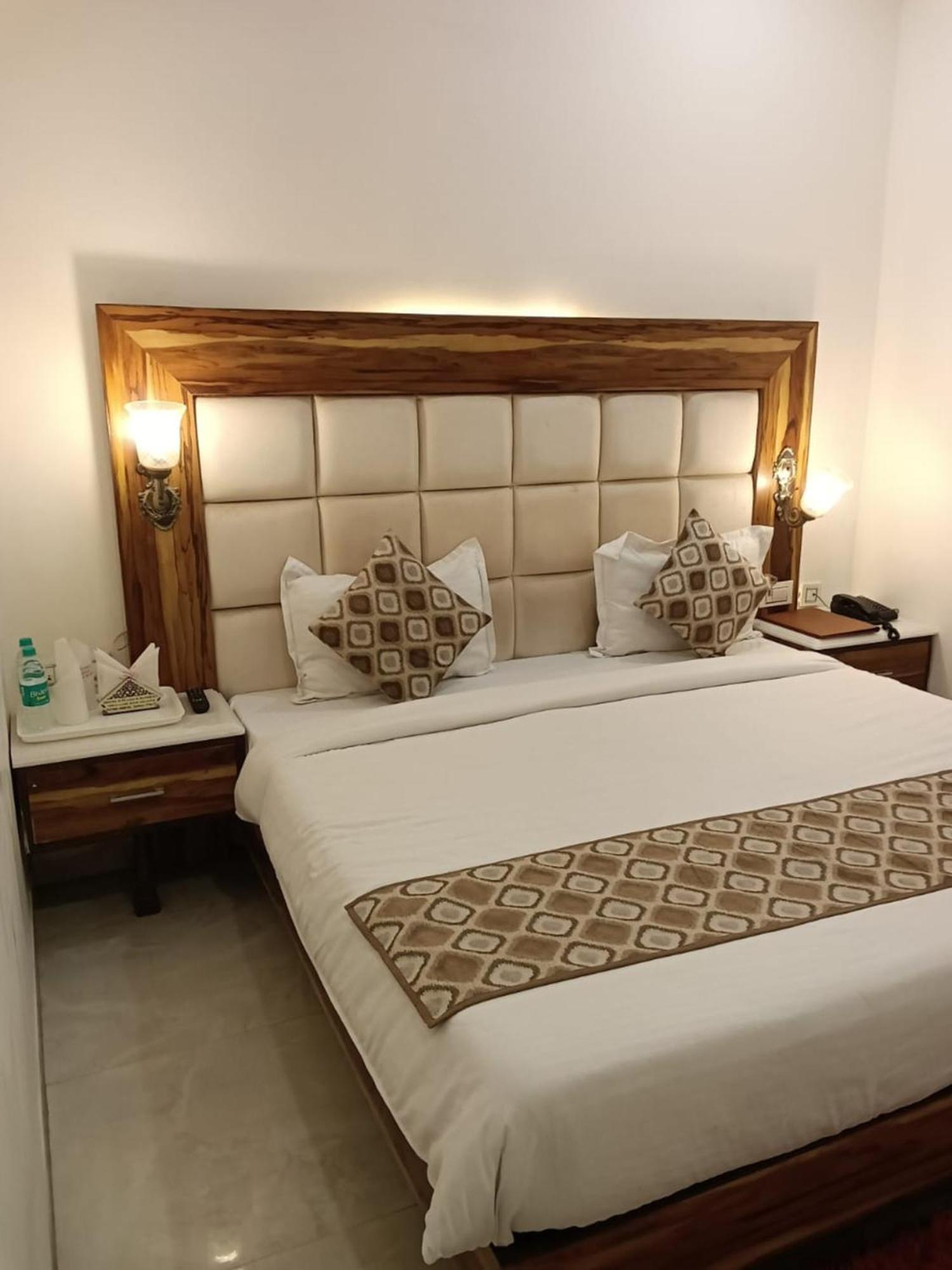 Hotel D Plaza Zirakpur Exteriör bild