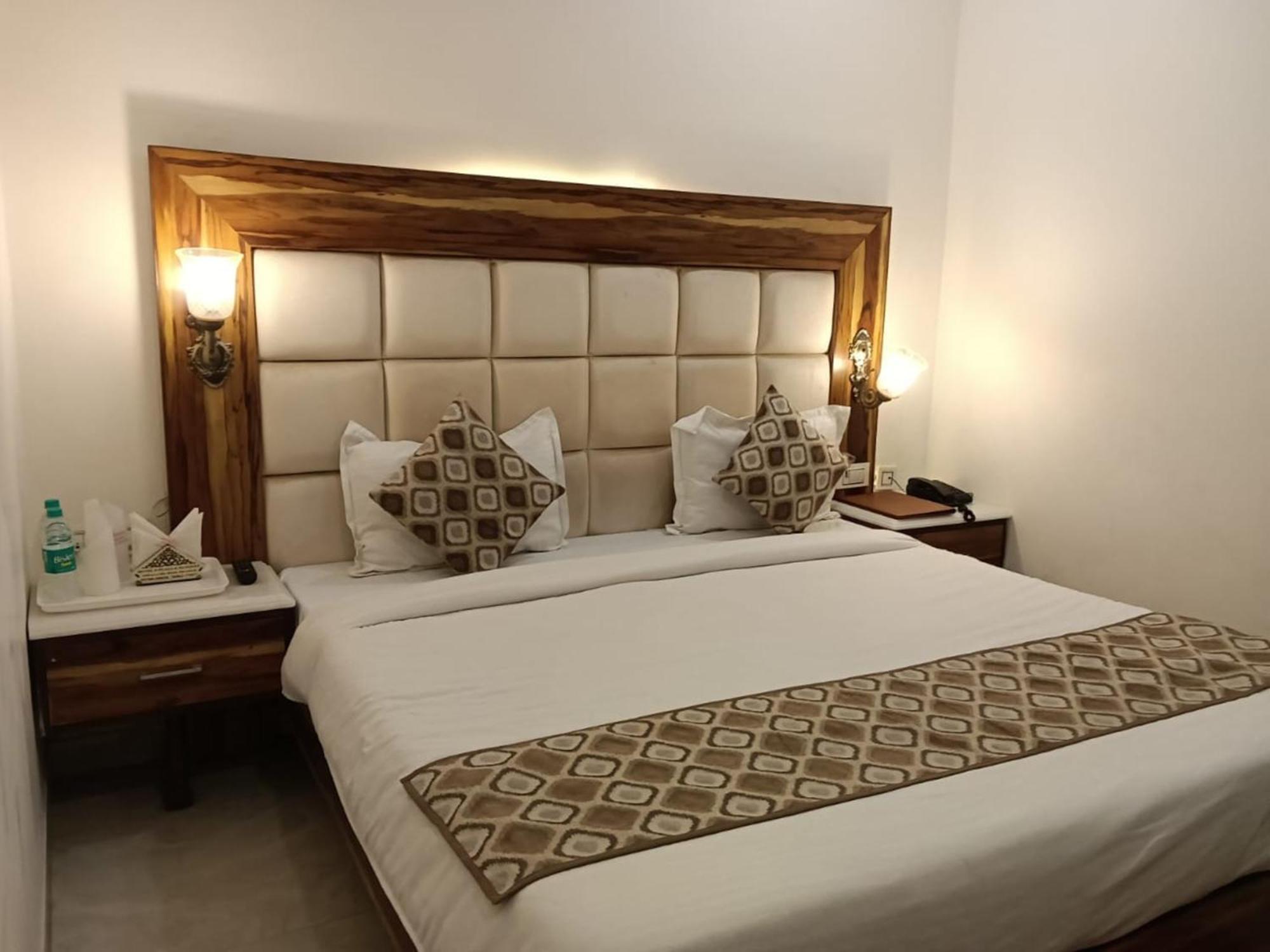 Hotel D Plaza Zirakpur Exteriör bild