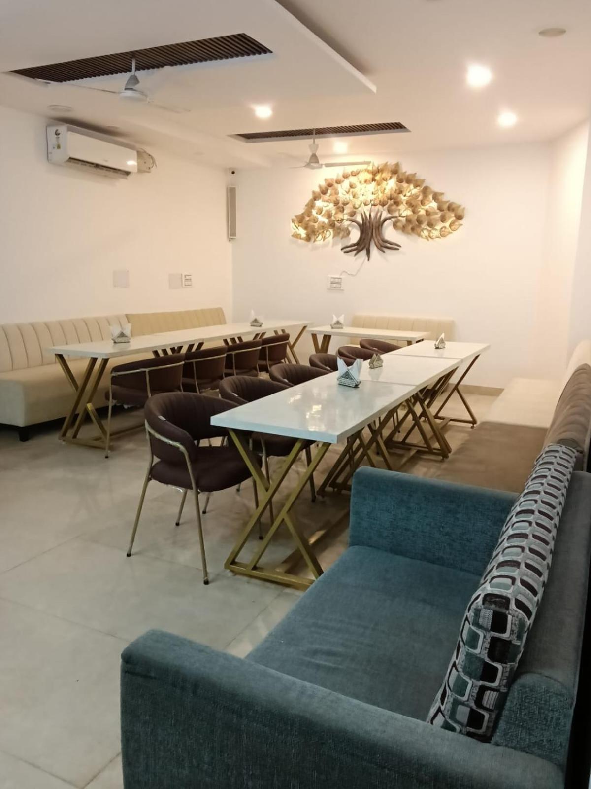 Hotel D Plaza Zirakpur Exteriör bild